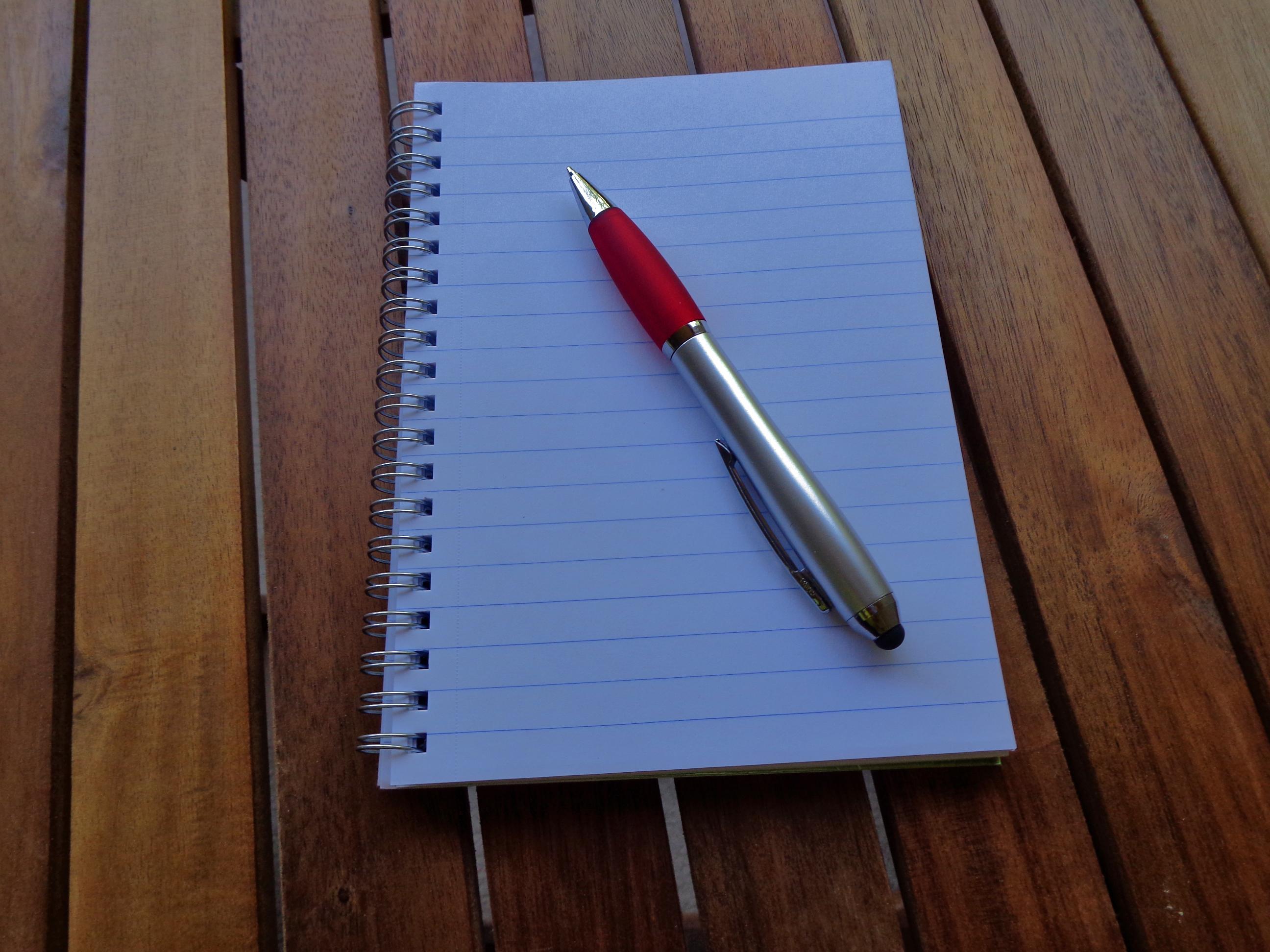 Pen note. Блокнот с ручкой. Лист блокнота с ручкой. Блокнот на столе. Ручка с тетрадкой.